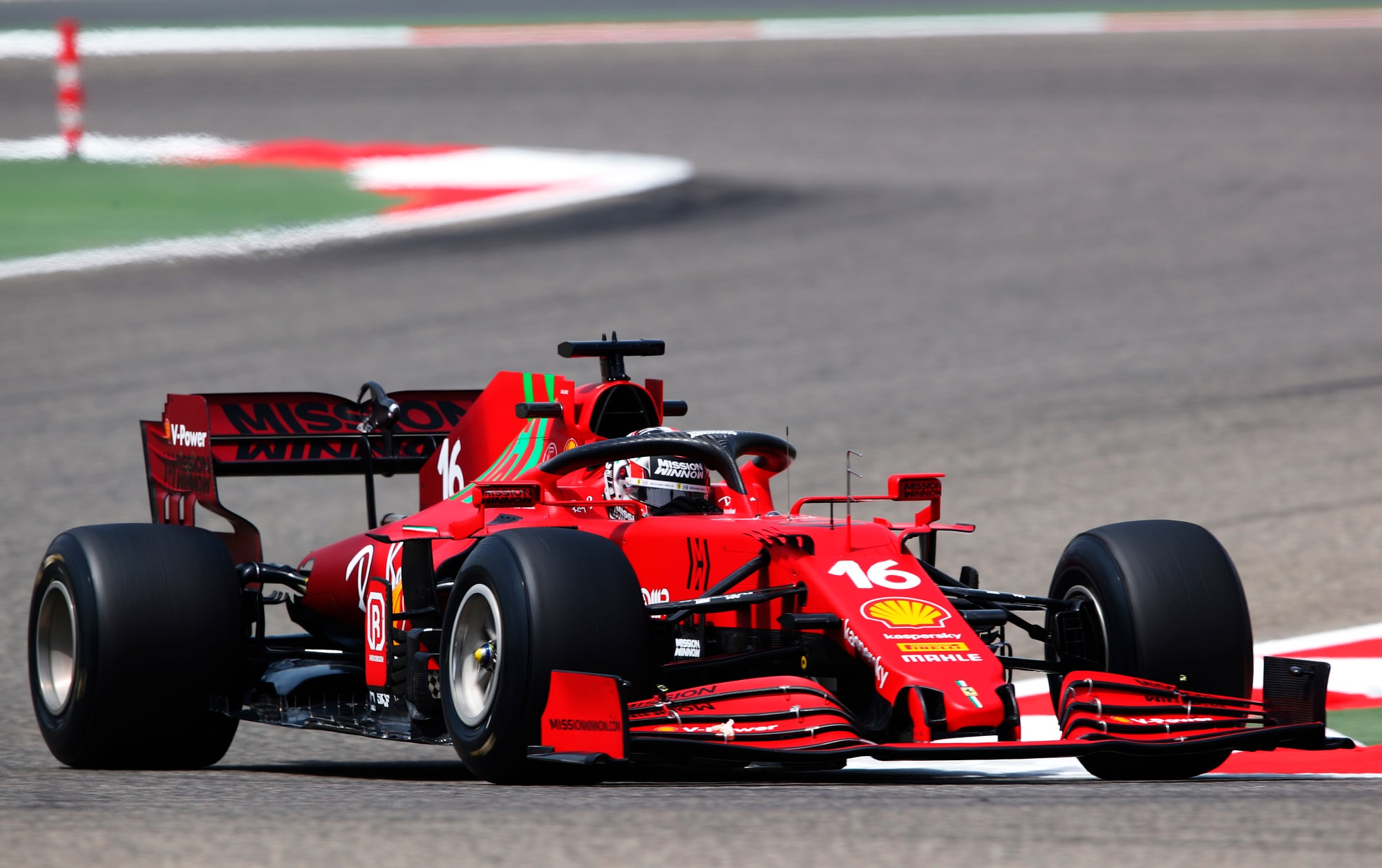 Ф 1 08. Болид ф1 Феррари 2021. Sf21 Ferrari f1. Ferrari f1 2021. Болид f1 Ferrari 2021.